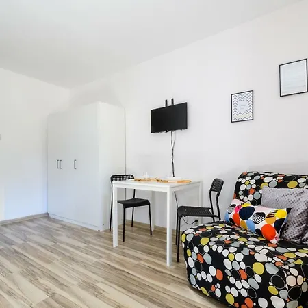 Yellow Studio Atelier Apartment
